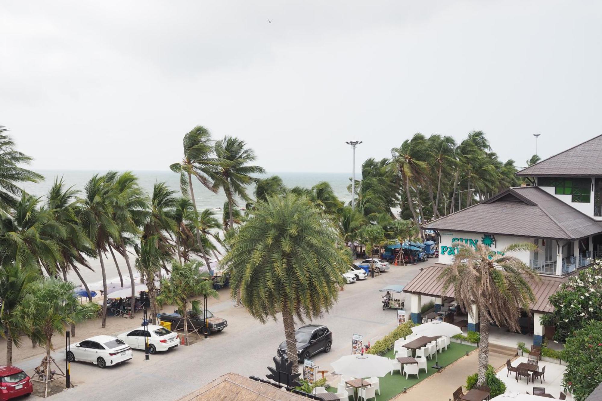 The Beach Bangsaen By Thanthita Next To Wonnapa Beach Free Disney Plus Exterior photo