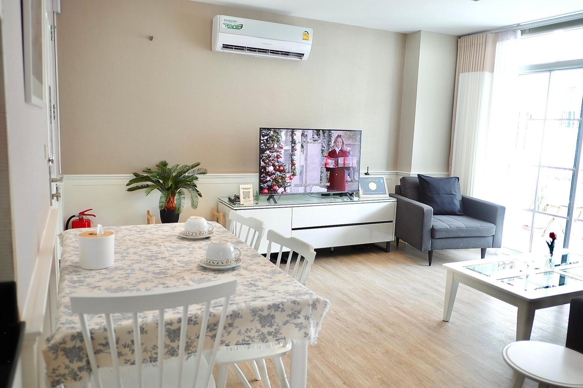 The Beach Bangsaen By Thanthita Next To Wonnapa Beach Free Disney Plus Exterior photo