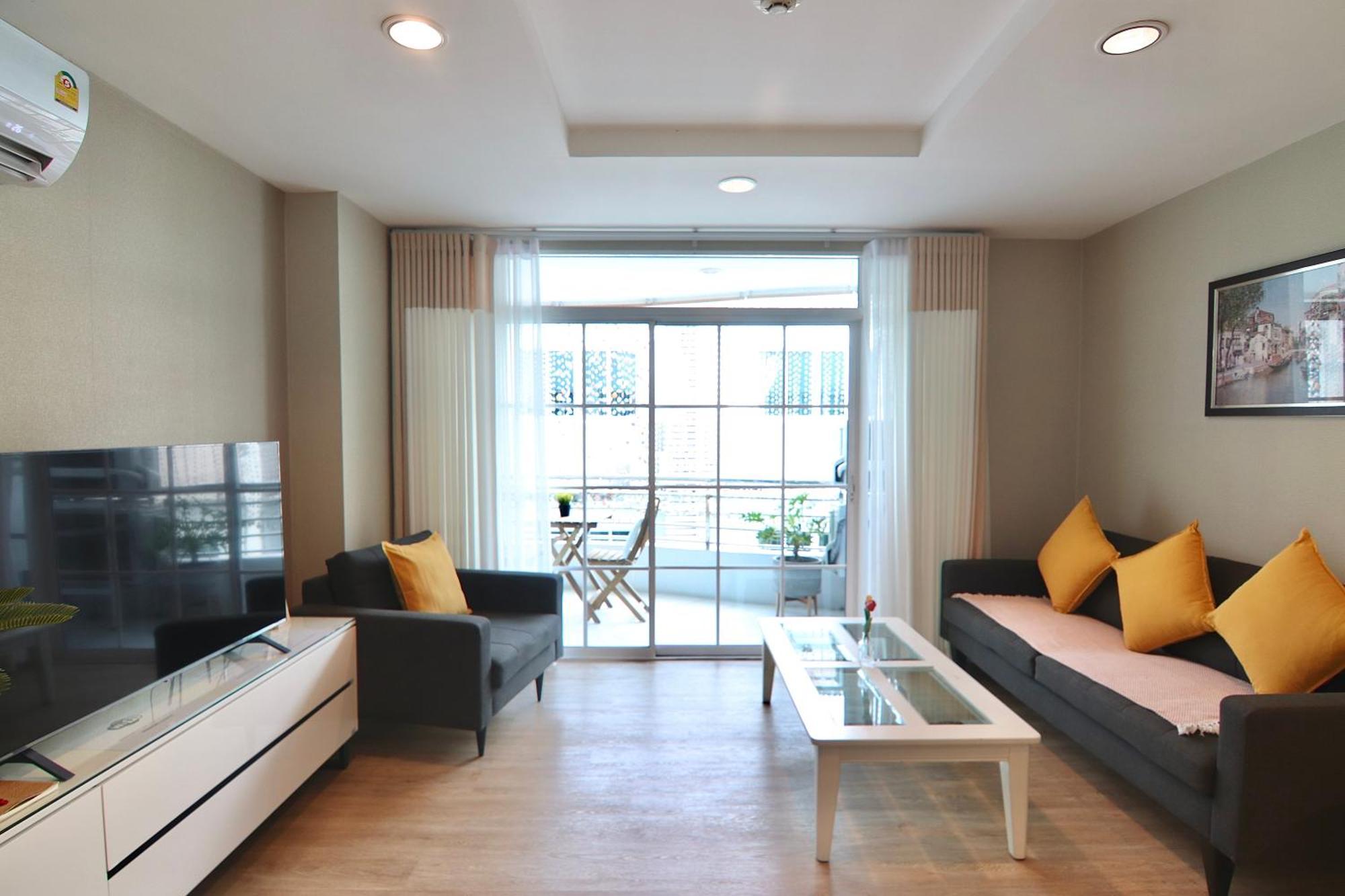 The Beach Bangsaen By Thanthita Next To Wonnapa Beach Free Disney Plus Exterior photo