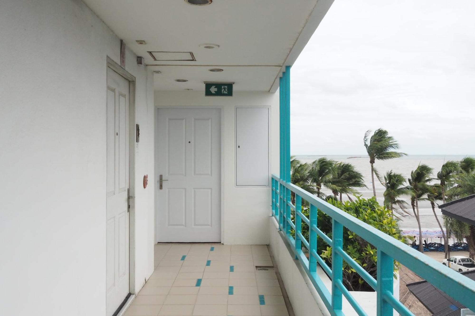 The Beach Bangsaen By Thanthita Next To Wonnapa Beach Free Disney Plus Exterior photo