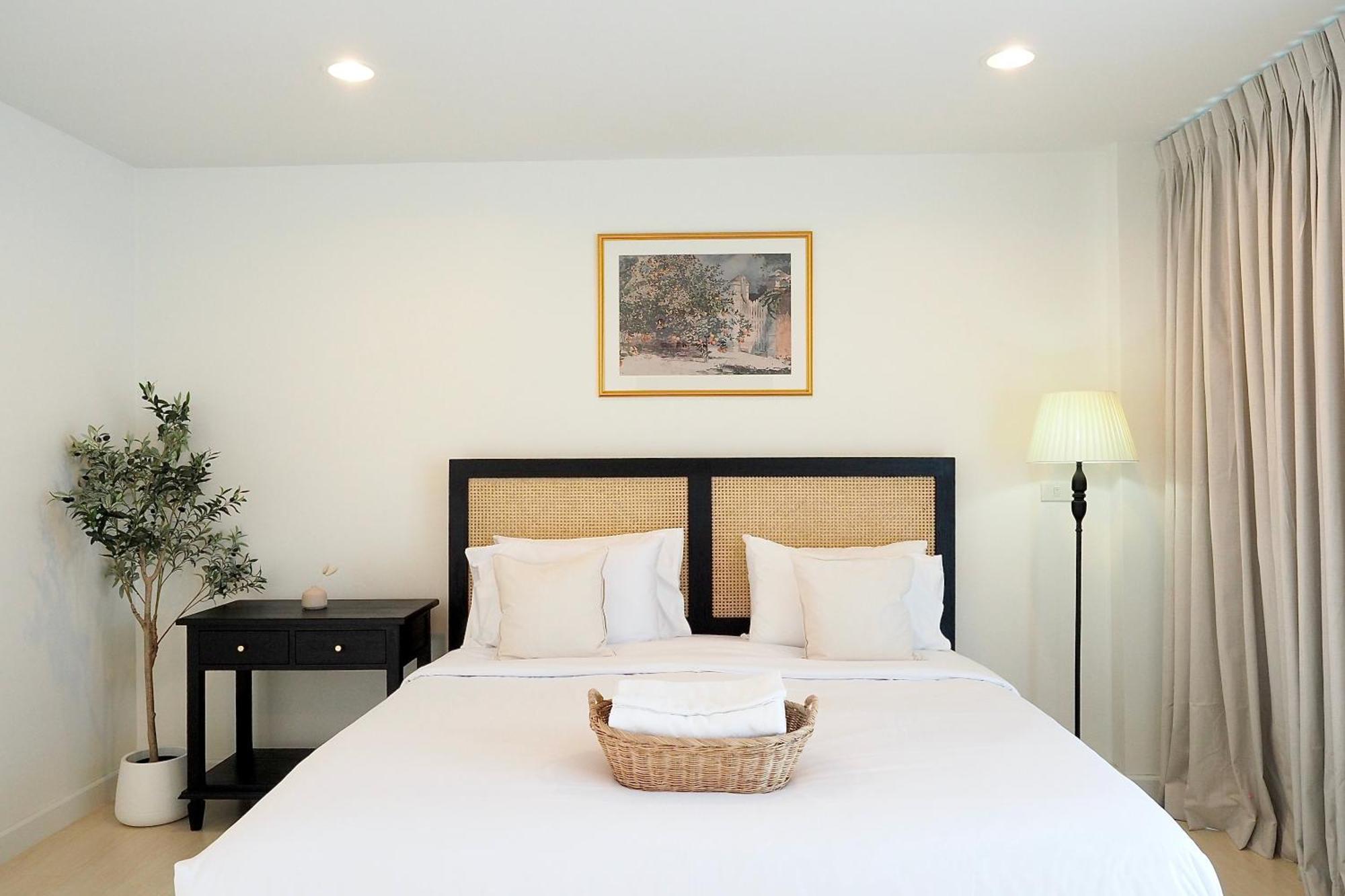 The Beach Bangsaen By Thanthita Next To Wonnapa Beach Free Disney Plus Exterior photo
