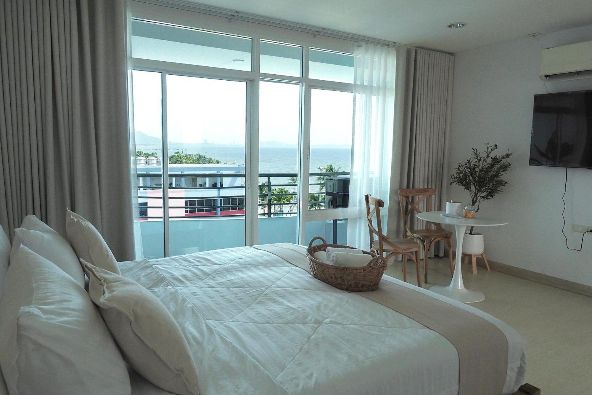 The Beach Bangsaen By Thanthita Next To Wonnapa Beach Free Disney Plus Exterior photo
