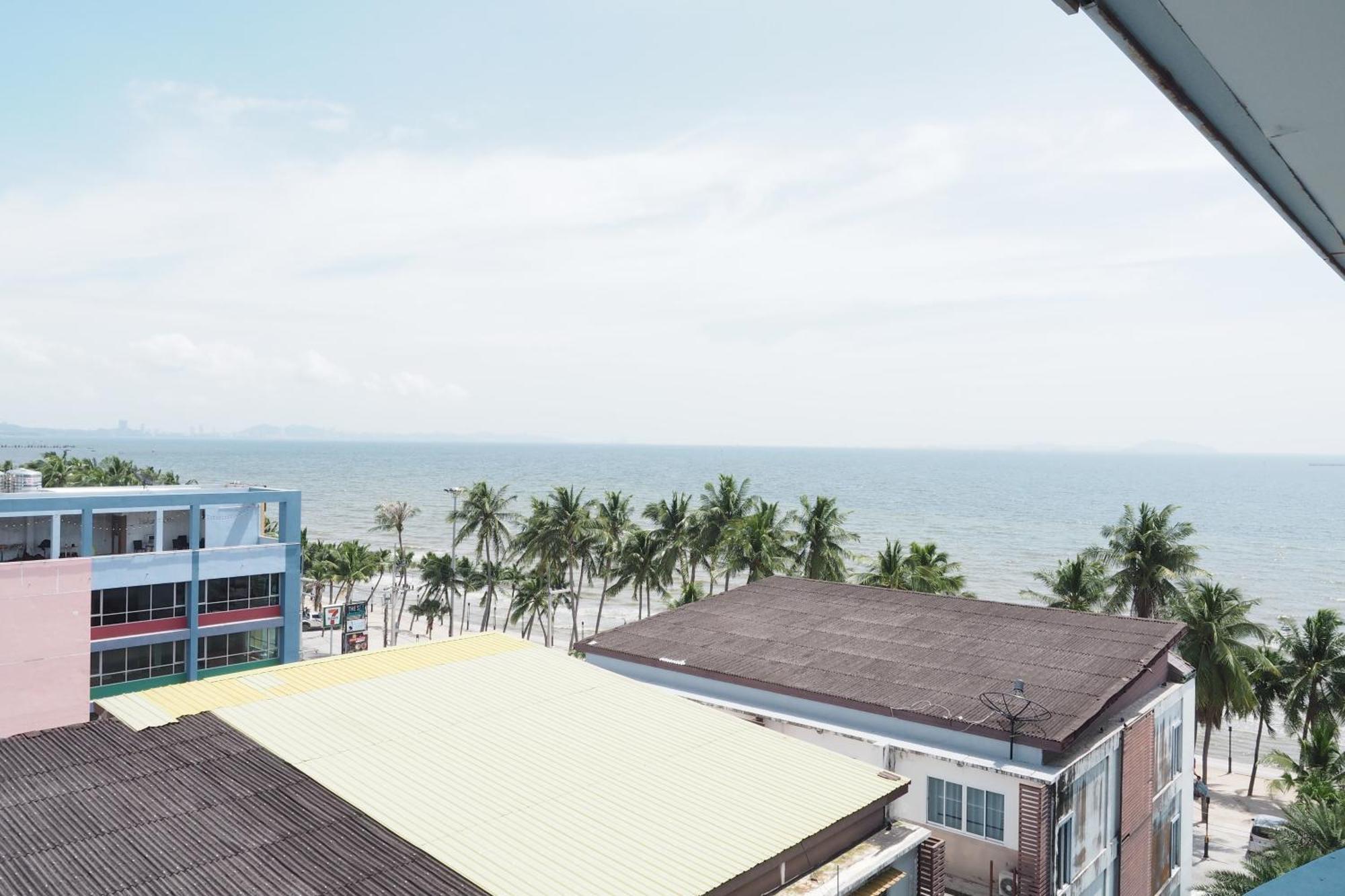The Beach Bangsaen By Thanthita Next To Wonnapa Beach Free Disney Plus Exterior photo
