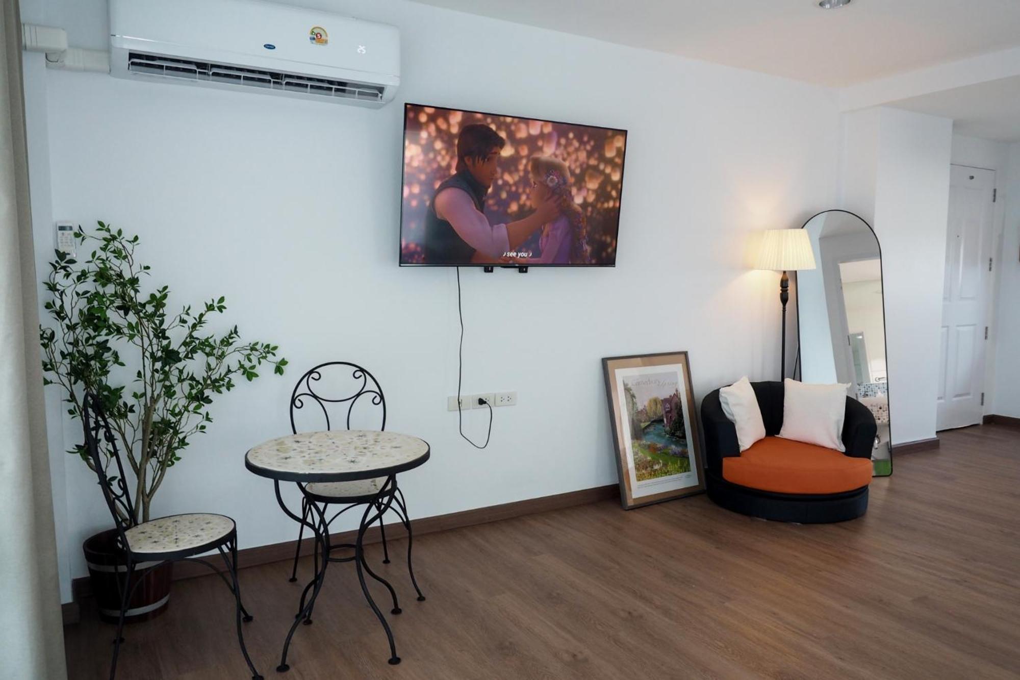 The Beach Bangsaen By Thanthita Next To Wonnapa Beach Free Disney Plus Exterior photo