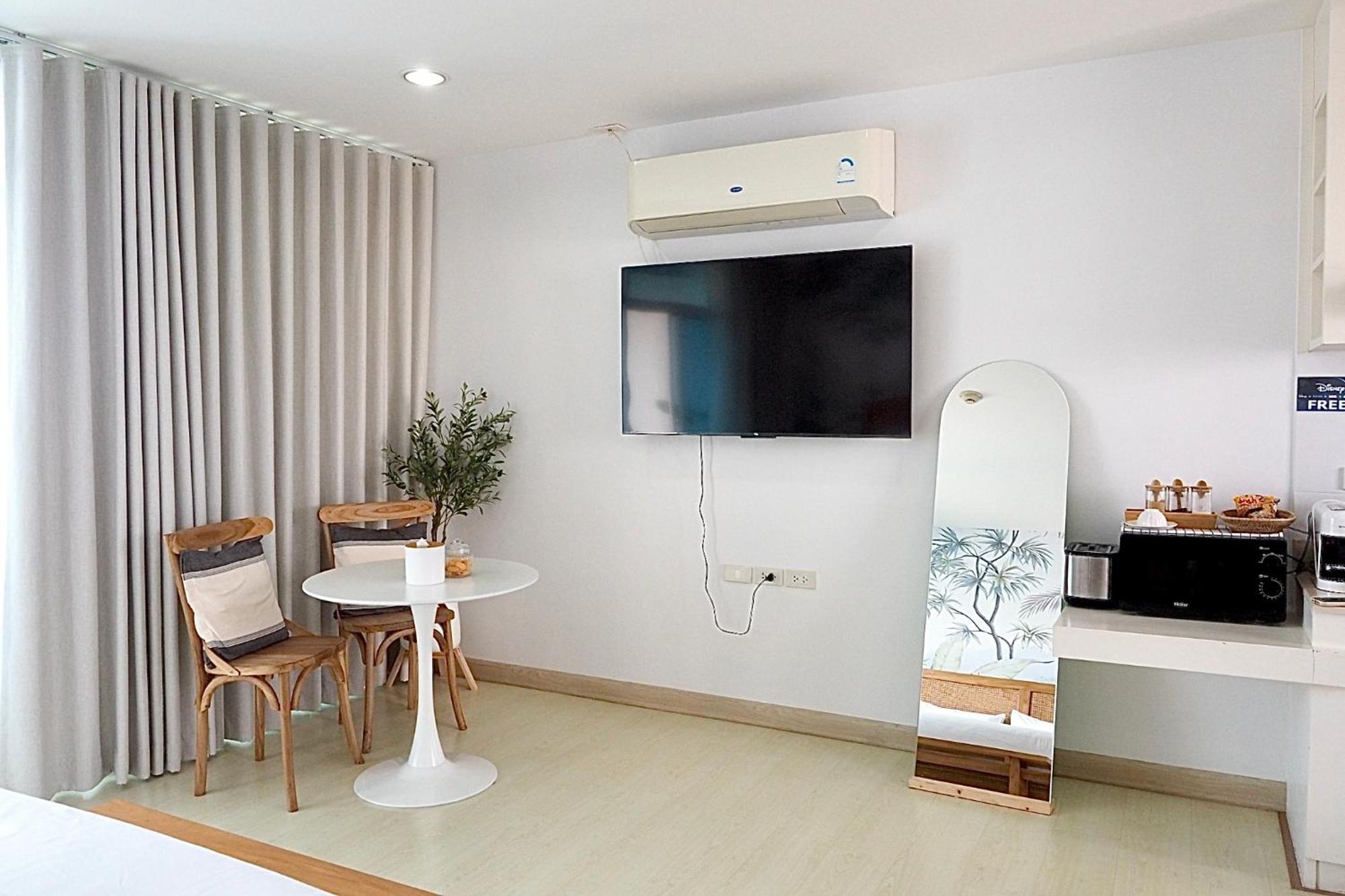 The Beach Bangsaen By Thanthita Next To Wonnapa Beach Free Disney Plus Exterior photo